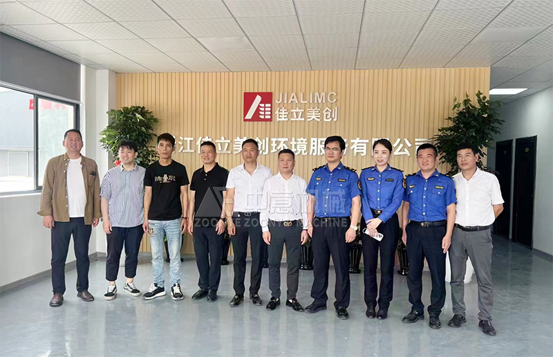 鄭州中意董事長(zhǎng)劉永強(qiáng)與客戶(hù)及城市管理局領(lǐng)導(dǎo)合影留念