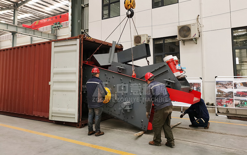 移動(dòng)破碎篩分一體機(jī)裝車中